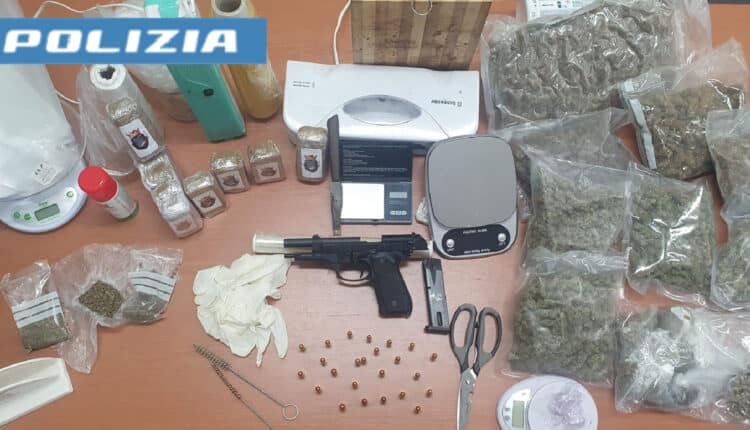 Scampia, trovato dalla Polizia un laboratorio di droga, armi e proiettili: arrestato 26enne