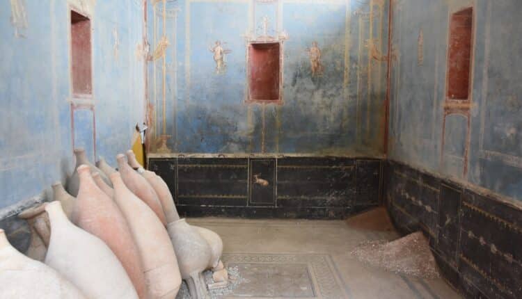 Pompei (NA): scavi nella Regio IX rivelano un sacrario con pareti blu