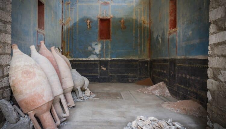 Pompei (NA): scavi nella Regio IX rivelano un sacrario con pareti blu