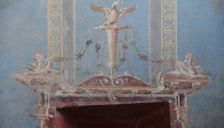 Pompei (NA): scavi nella Regio IX rivelano un sacrario con pareti blu