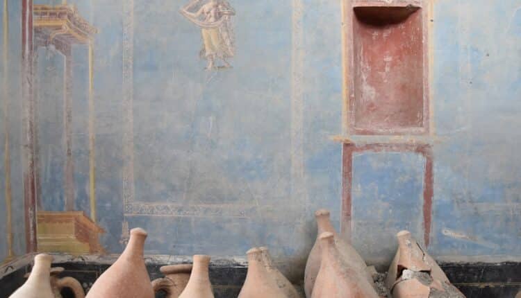 Pompei (NA): scavi nella Regio IX rivelano un sacrario con pareti blu