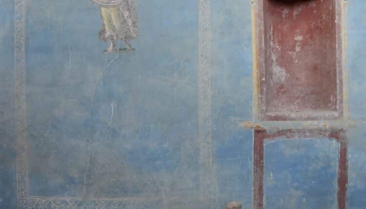 Pompei (NA): scavi nella Regio IX rivelano un sacrario con pareti blu