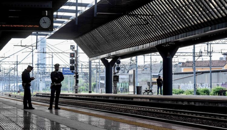 Milano, spaccia droga nei pressi della stazione Certosa: arrestato 23enne