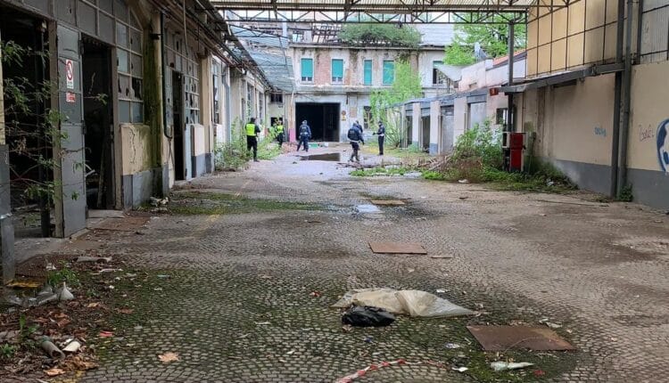 Seregno, blitz in un ex fabbrica: arresti e denunce