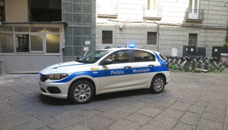 Napoli: minaccia il suicidio per occupare abusivamente una casa. La Polizia Locale sventa il reato