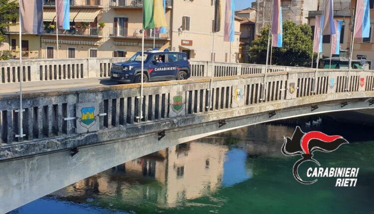 Rieti, due uomini si tuffano nel fiume Velino e uno aggredisce con calci e pugni un Carabiniere: arrestato 28enne