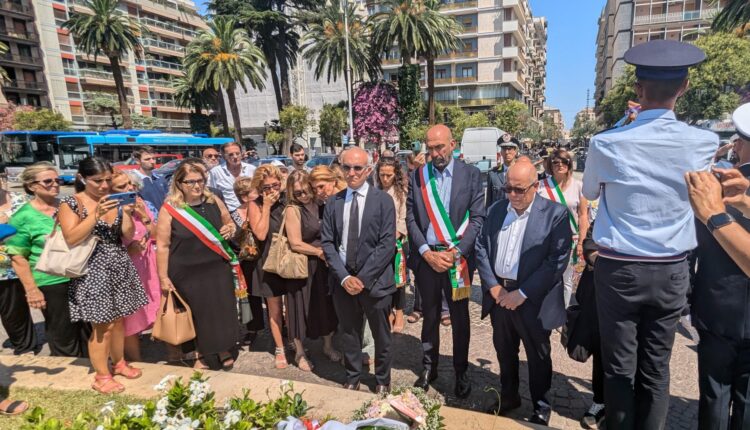 Bari, in Piazza Moro si è svolta la cerimonia di commemorazione delle vittime del disastro ferroviario sulla tratta Andria-Corato
