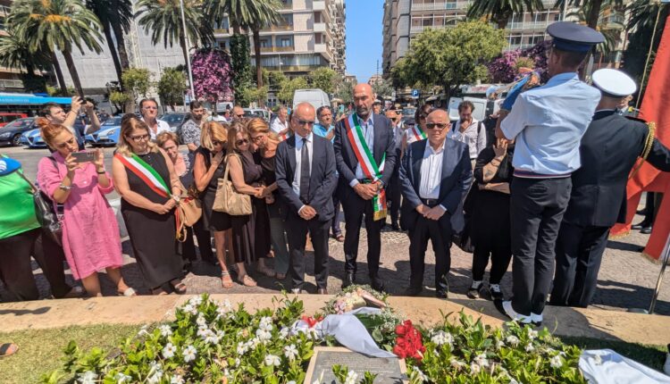 Bari, in Piazza Moro si è svolta la cerimonia di commemorazione delle vittime del disastro ferroviario sulla tratta Andria-Corato