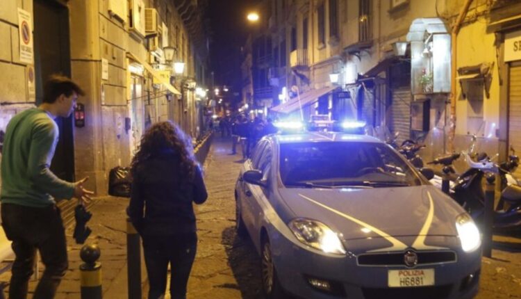 Napoli centro storico: coltelli, martello e aggressioni notturne.