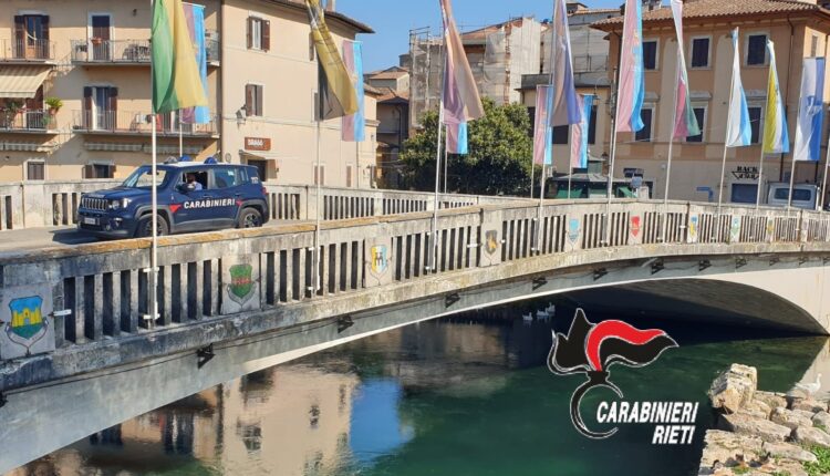 Rieti, due uomini si tuffano nel fiume Velino e uno aggredisce con calci e pugni un Carabiniere: arrestato 28enne