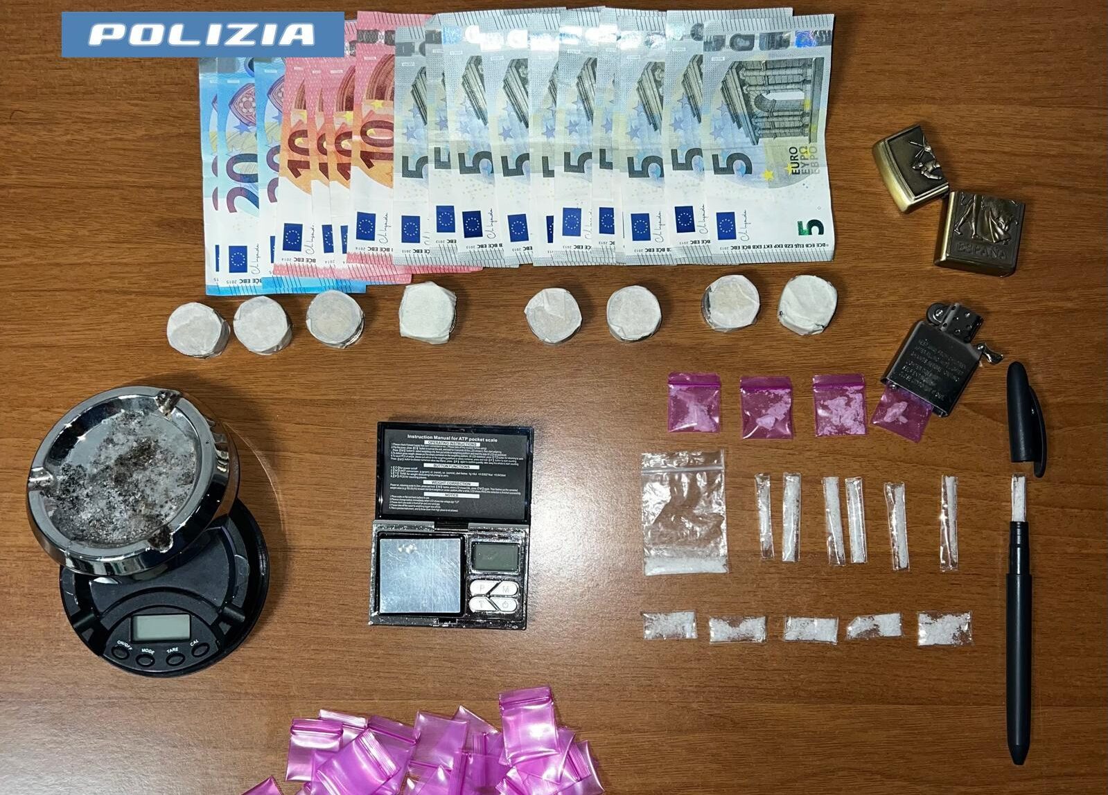 Milano, nasconde droga nelle penne, nei cerotti e negli accendini: arrestato 32enne