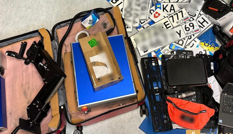 Sesto San Giovanni: 27enne e 22enne arrestati per riciclaggio e ricettazione di autovetture. Trovate 150 targhe di varie nazionalità