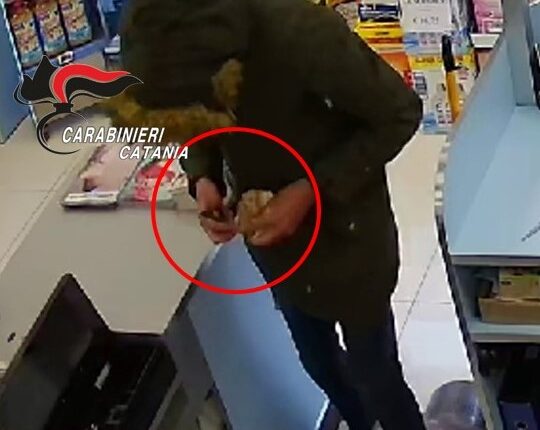 Paternò: identificato l'uomo che avrebbe compiuto 9 rapine in diversi esercizi commerciali e distributori di carburanti 3