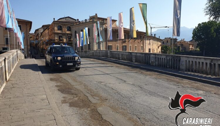 Rieti, due uomini si tuffano nel fiume Velino e uno aggredisce con calci e pugni un Carabiniere: arrestato 28enne