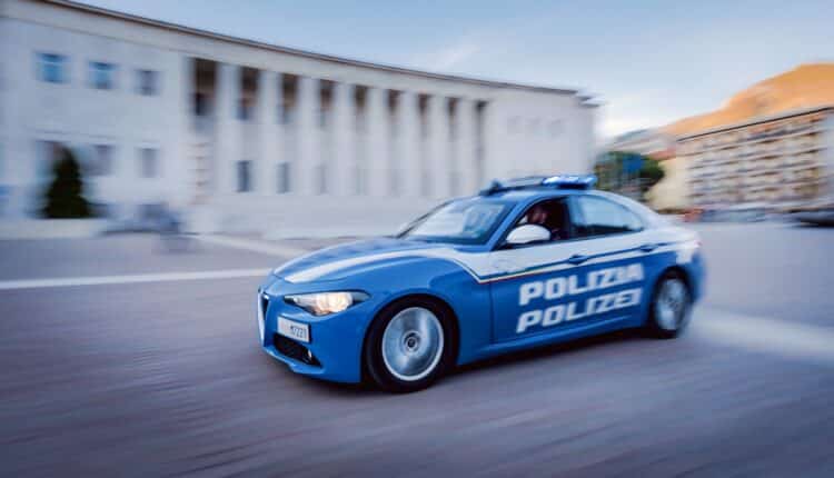 Bolzano, sorpreso a rubare al "D.M.", si denuda e mostra i genitali alle commesse del negozio: denunciato 36enne