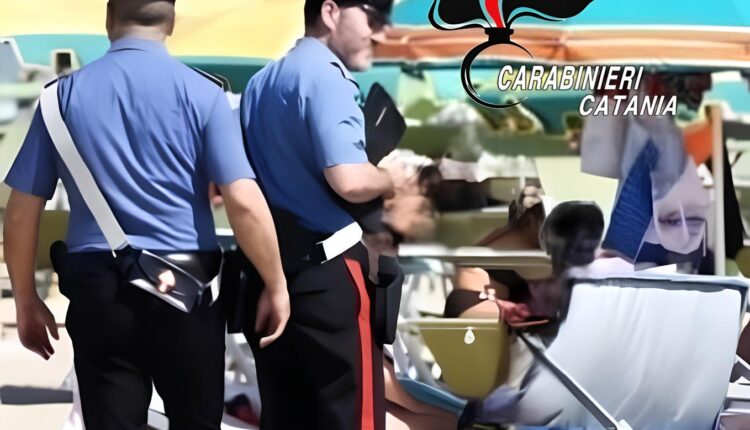Acireale: spacciatore evade dai domiciliari per andare in un parco acquatico, Carabinieri lo trovano su un lettino sotto l’ombrellone, arrestato.