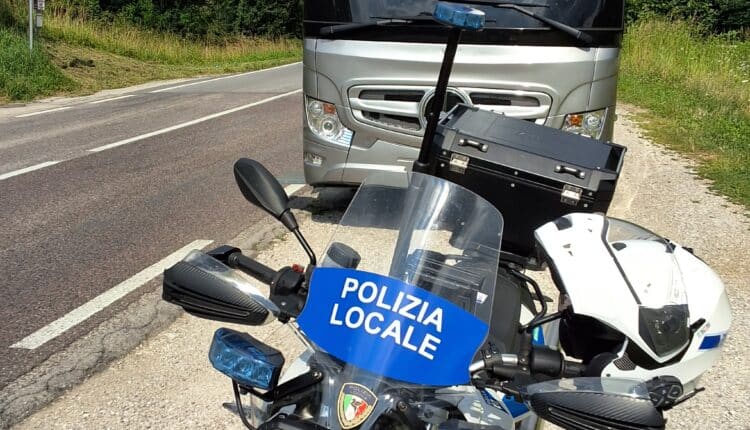 Belluno: circolava senza assicurazione, fermato e multato autobus turistico.