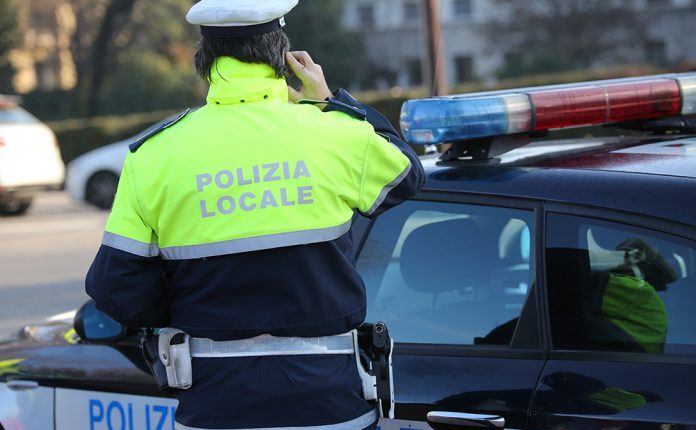 Bologna: rapina in strada, uomo inseguito dalla Polizia Locale e arrestato.