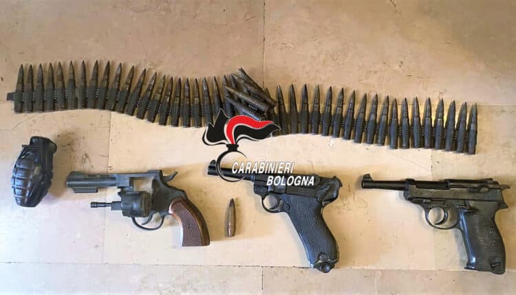 Bologna: una granata e altre armi in condomino, uomo denunciato dai Carabinieri.