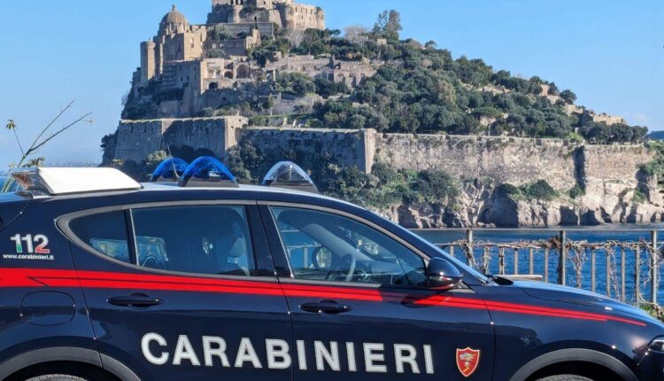 Ischia e Procida. Droga, furto, falsa identità, atti osceni in luogo pubblico: i controlli sulle isole