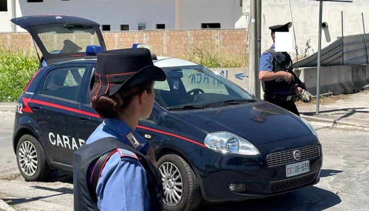 Caivano: carabinieri chiudono piazza di spaccio operativa da pochi giorni, tre le persone arrestate.