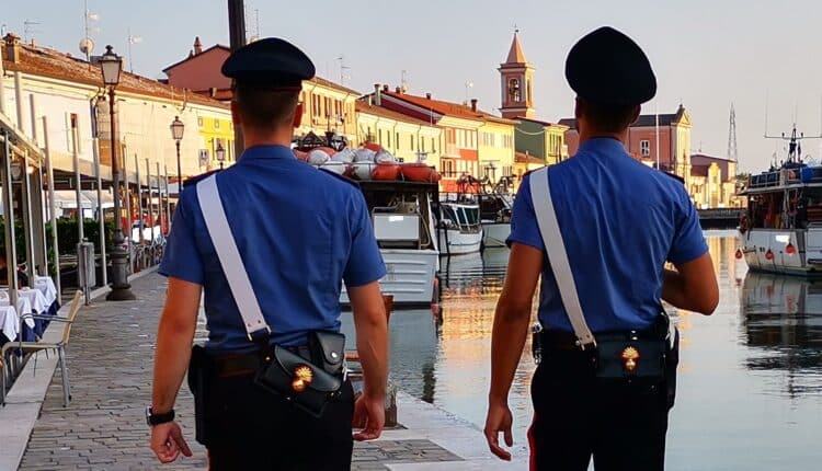 Cesenatico: tenta di sfuggire ai controlli dei carabinieri, 22 enne denunciato.