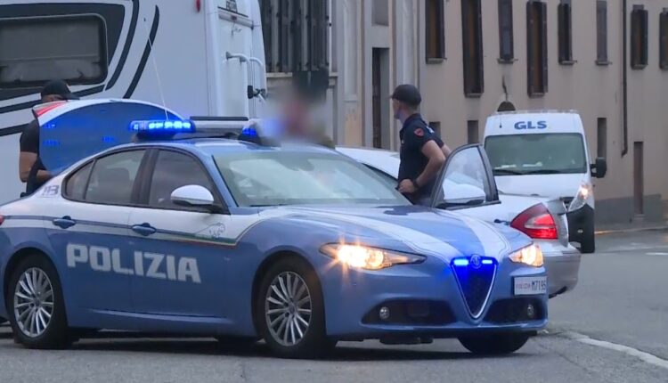 Como: era a bordo di un taxi armato con 7 coltelli, denunciato dalla Polizia di Stato.