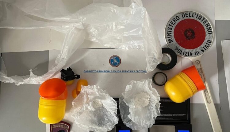 Crotone: portava cocaina all’interno degli involucri degli ovetti, arrestato dalle Volanti.
