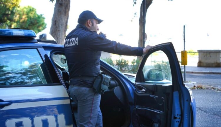 Napoli, tentano di rubare un auto in piazza Mercato: arrestati due marocchini