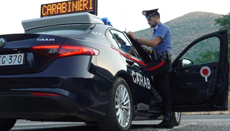 Mondragone, chiede i soldi alla madre per acquistare la droga e distrugge la casa: arrestato 31enne