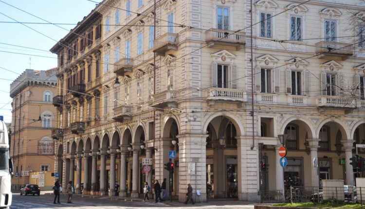 Torino: Lancia pietre ai negozi, arrestato per Danneggiamento un 33enne Maliano.