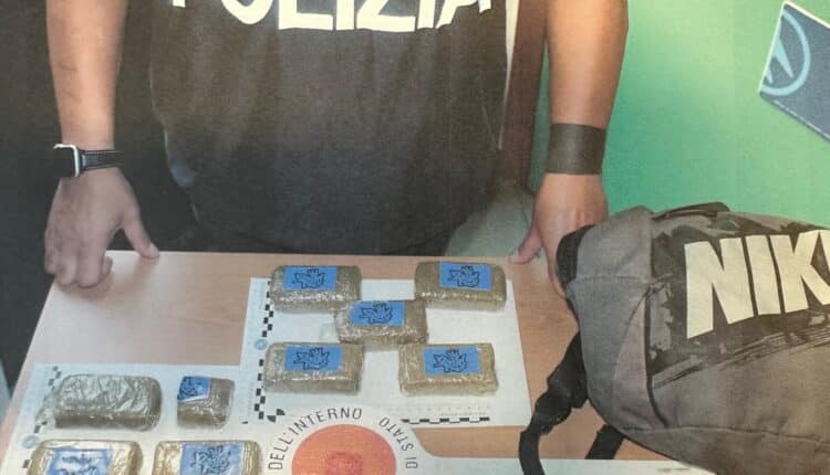 Como: trovata in possesso di tre panetti di hashish. arrestata 47enne