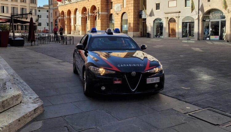 Foligno: dimenticano lo zaino con dentro la droga, i Carabinieri denunciano tre giovani.