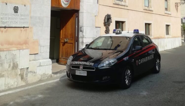 Francavilla di Sicilia: in presenza dei figli minori, aggredisce la moglie e la suocera per farsi consegnare del danaro.