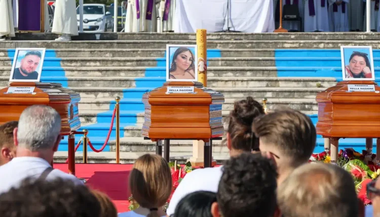 Crollo a Scampia: Celebrazione dei Funerali per le Vittime. L'Arcivescovo: "È Ora del Silenzio"