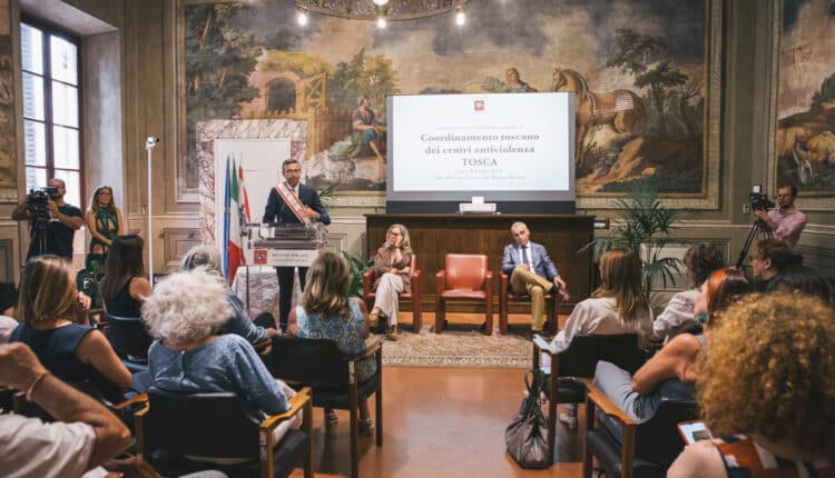 La Regione Toscana ha consegnato il Gonfalone d'argento al coordinamento toscano dei Centri Antiviolenza Tosca
