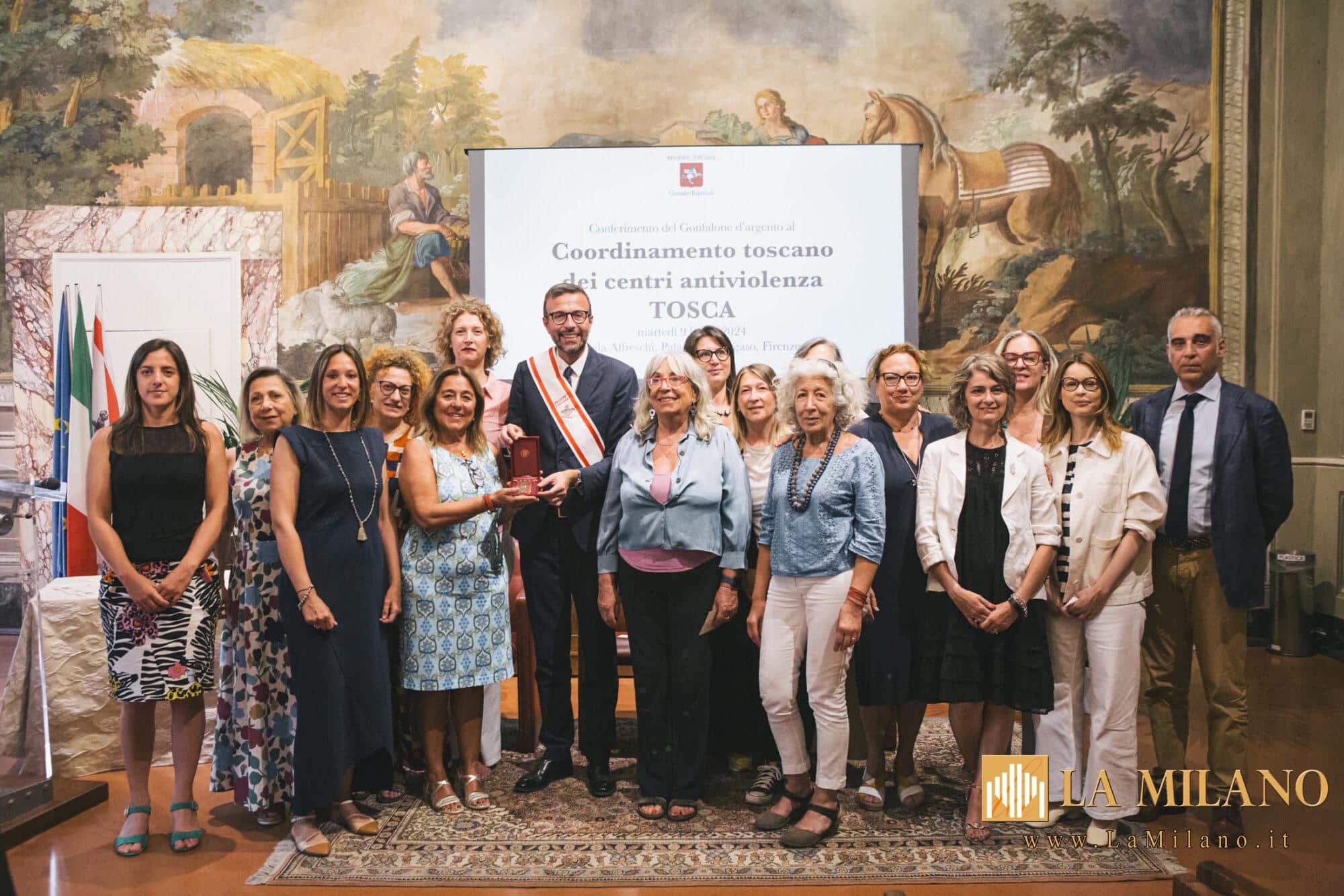 La Regione Toscana ha consegnato il Gonfalone d'argento al coordinamento toscano dei Centri Antiviolenza Tosca