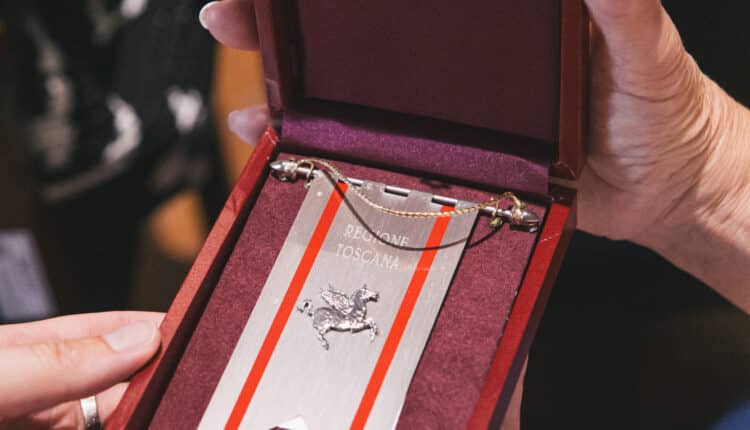 La Regione Toscana ha consegnato il Gonfalone d'argento al coordinamento toscano dei Centri Antiviolenza Tosca