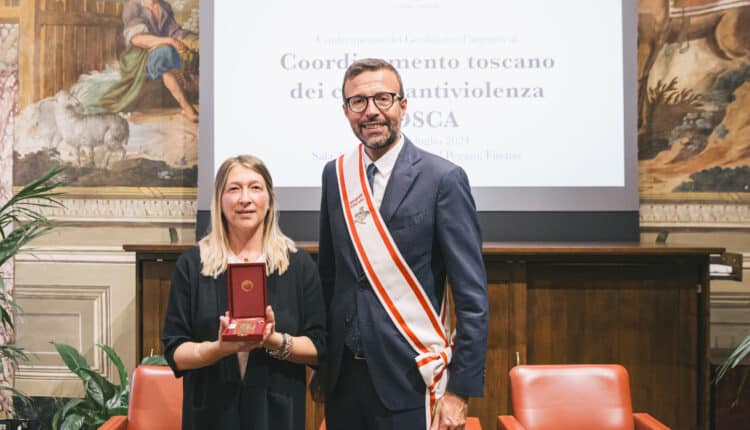 La Regione Toscana ha consegnato il Gonfalone d'argento al coordinamento toscano dei Centri Antiviolenza Tosca