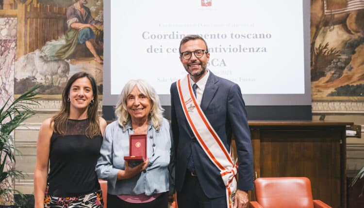 La Regione Toscana ha consegnato il Gonfalone d'argento al coordinamento toscano dei Centri Antiviolenza Tosca