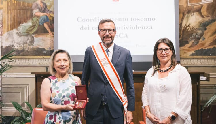 La Regione Toscana ha consegnato il Gonfalone d'argento al coordinamento toscano dei Centri Antiviolenza Tosca