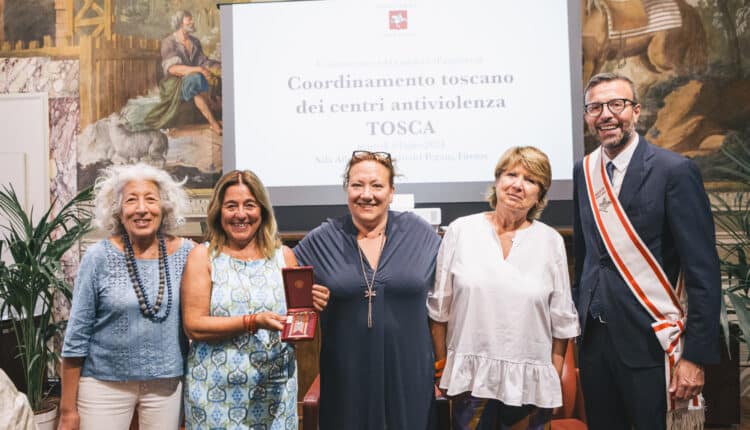La Regione Toscana ha consegnato il Gonfalone d'argento al coordinamento toscano dei Centri Antiviolenza Tosca