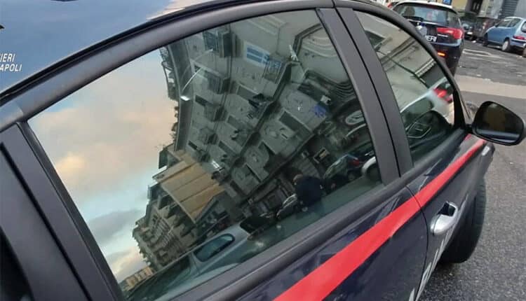 Grumo Nevano: sfonda la vetrina di un supermercato con un'auto rubata e rischia di investire i clienti, arrestato.