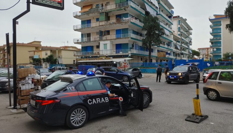 Giugliano in Campania: Carabinieri fermano rapina in supermercato