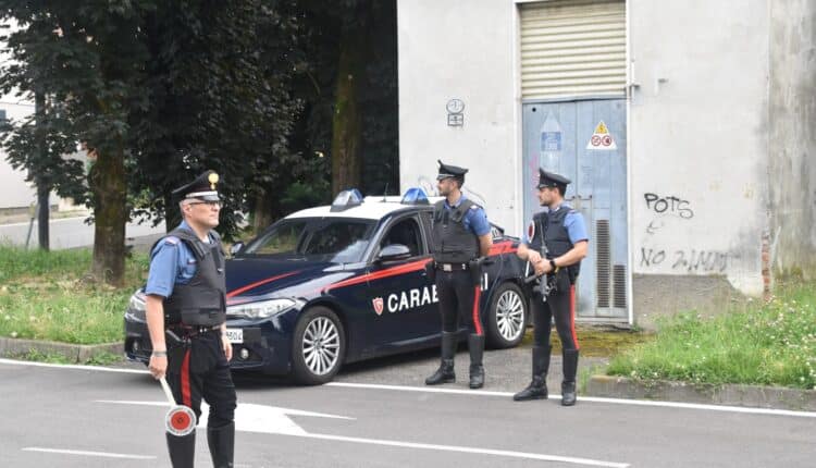 Milano, controllo straordinario antidroga al Parco delle Grone: sequestrata cocaina, hashish, un machete e kit da spaccio