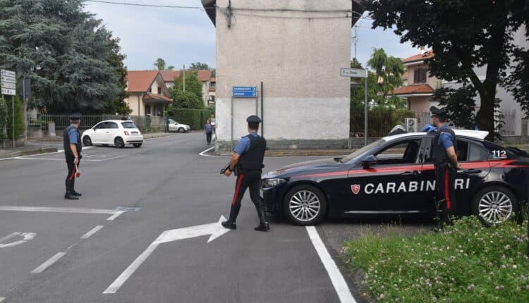 Milano, controllo straordinario antidroga al Parco delle Grone: sequestrata cocaina, hashish, un machete e kit da spaccio