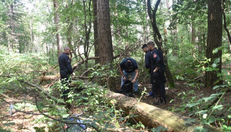 Milano, controllo straordinario antidroga al Parco delle Grone: sequestrata cocaina, hashish, un machete e kit da spaccio