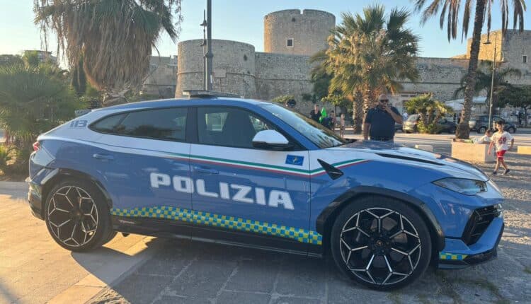 Manfredonia: "E...state con noi 2024" la campagna estiva sulla sicurezza stradale. Presenti la Lamborghini Urus, il Camper Azzurro e il SuperSuv della Polizia 6