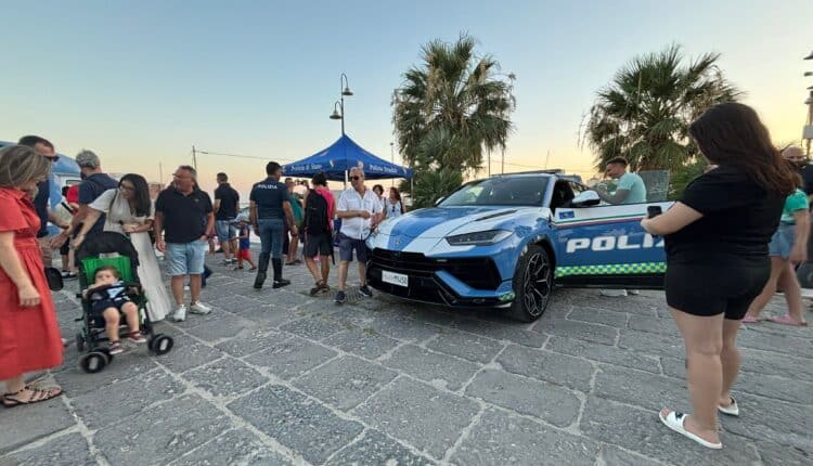 Manfredonia: "E...state con noi 2024" la campagna estiva sulla sicurezza stradale. Presenti la Lamborghini Urus, il Camper Azzurro e il SuperSuv della Polizia 5
