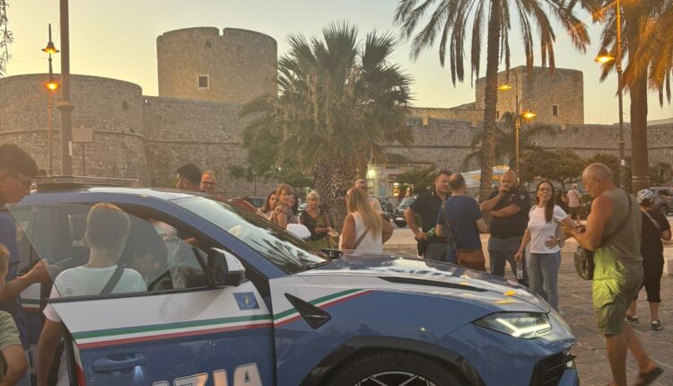 Manfredonia: "E...state con noi 2024" la campagna estiva sulla sicurezza stradale. Presenti la Lamborghini Urus, il Camper Azzurro e il SuperSuv della Polizia 2